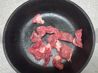 Jautiena su česnako stiebais ir morkomis Žingsnis 1