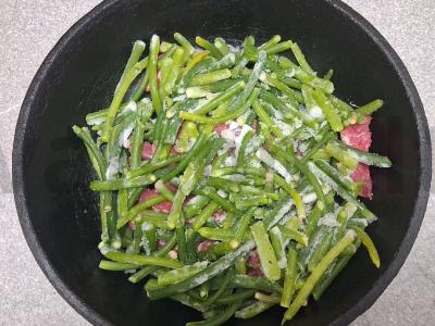 Jautiena su česnako stiebais ir morkomis Žingsnis 2