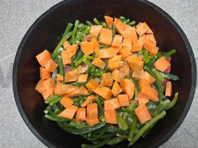 Jautiena su česnako stiebais ir morkomis Žingsnis 3