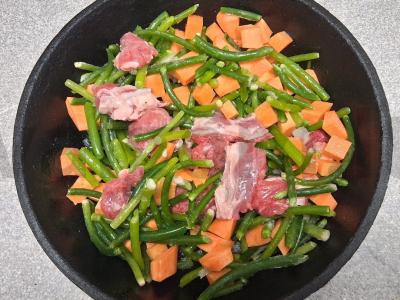 Jautiena su česnako stiebais ir morkomis Žingsnis 4