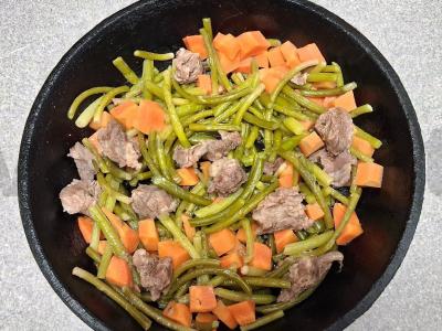 Jautiena su česnako stiebais ir morkomis Žingsnis 5