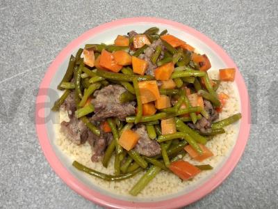 Jautiena su česnako stiebais ir morkomis Žingsnis 8