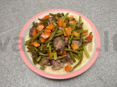 Jautiena su česnako stiebais ir morkomis pagrindine nuotrauka