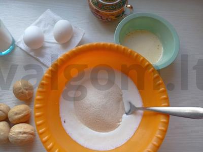 Neįprasti manų sausainiai su riešutais Žingsnis 1