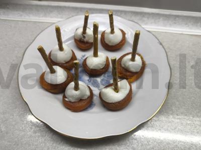 Saldūs kanapė su džiovintomis abrikosais ir mocarela Žingsnis 4