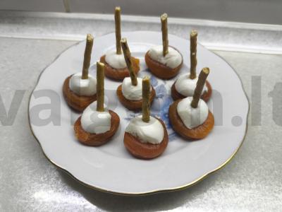 Saldūs kanapė su džiovintomis abrikosais ir mocarela pagrindine nuotrauka