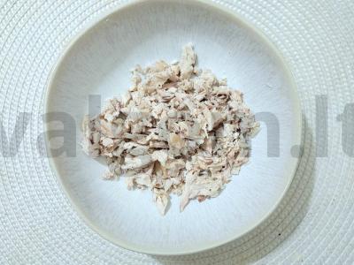 Švelnus kopūstų salotas su vištiena, kiaušiniu ir agurku Žingsnis 1