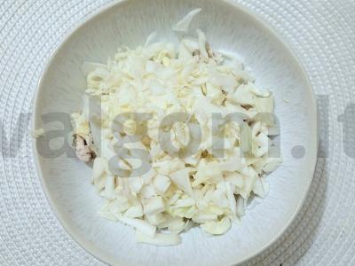 Švelnus kopūstų salotas su vištiena, kiaušiniu ir agurku Žingsnis 2