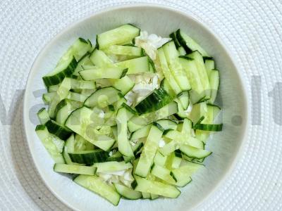 Švelnus kopūstų salotas su vištiena, kiaušiniu ir agurku Žingsnis 3