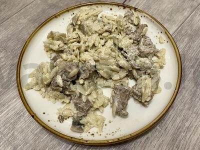 Orzo makaronai su kalakutiena ir grybais grietinėje pagrindine nuotrauka