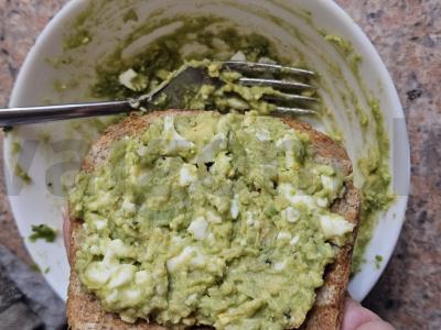 Traškūs tostai su avokadu ir kiaušiniu Žingsnis 4