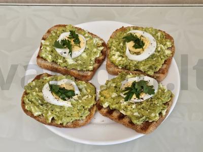 Traškūs tostai su avokadu ir kiaušiniu pagrindine nuotrauka