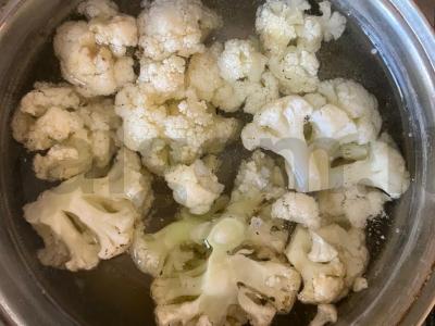 Žiedinė kopūstai, kepti grietinėje su sūriu Žingsnis 1