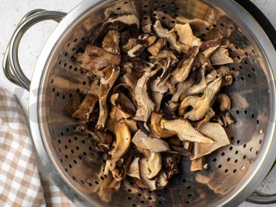 Šči su raugintomis kopūstais ir grybais Žingsnis 1