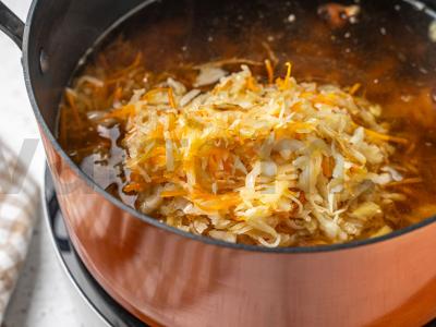 Šči su raugintomis kopūstais ir grybais Žingsnis 4