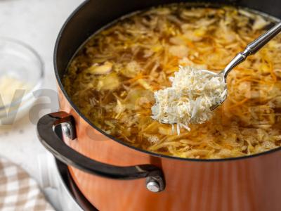 Šči su raugintomis kopūstais ir grybais Žingsnis 5