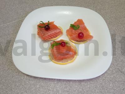 Sūdyta upėtakis su mandarinų ir Himalajų druska pagrindine nuotrauka