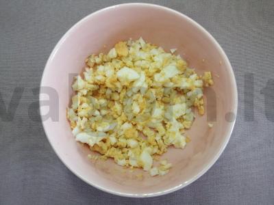 Rulėliai iš rūkytos-virtos pečių su kiaušinių įdaru Žingsnis 2