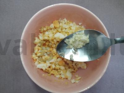 Rulėliai iš rūkytos-virtos pečių su kiaušinių įdaru Žingsnis 3