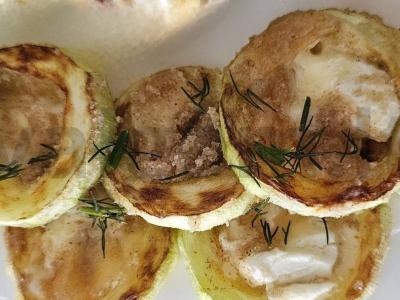 Kepti cukinijos su maasdamo sūriu pagrindine nuotrauka