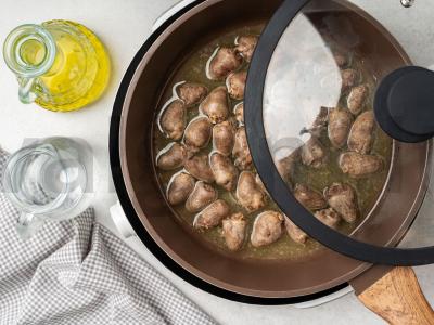 Vištienos širdelės su svogūnais keptuvėje Žingsnis 1