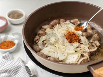 Vištienos širdelės su svogūnais keptuvėje Žingsnis 2