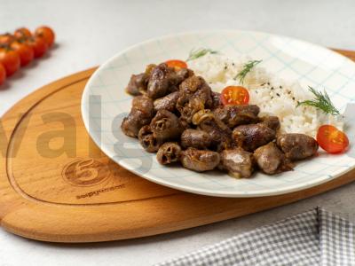 Vištienos širdelės su svogūnais keptuvėje pagrindine nuotrauka