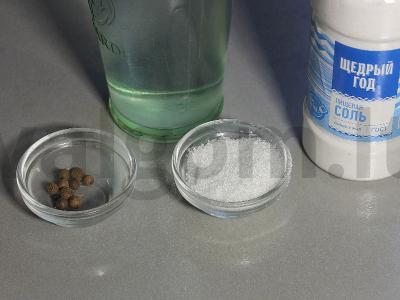 Sūdyti agurkai su prieskoniais ir žolelėmis Žingsnis 4