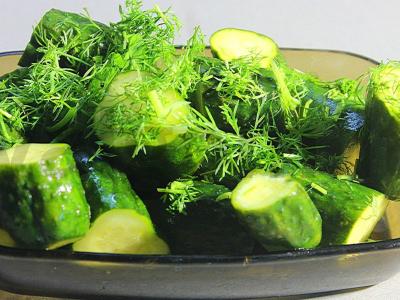 Sūdyti agurkai su prieskoniais ir žolelėmis pagrindine nuotrauka