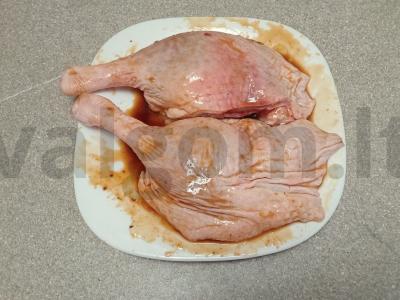 Anties šlaunelės, marinuotos aštriame sojų padaže ir keptos su obuoliu Žingsnis 2