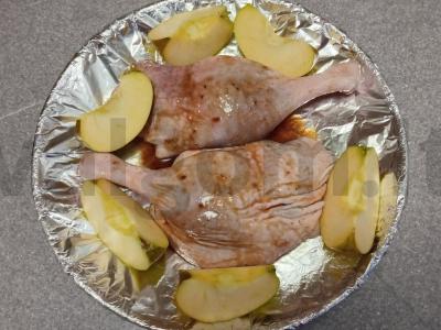 Anties šlaunelės, marinuotos aštriame sojų padaže ir keptos su obuoliu Žingsnis 4