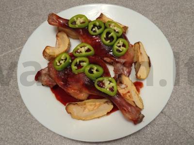 Anties šlaunelės, marinuotos aštriame sojų padaže ir keptos su obuoliu pagrindine nuotrauka