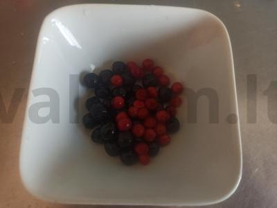 Gėrimas su juodųjų serbentų, gudobelių ir erškėtuogių Žingsnis 1