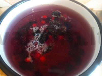 Gėrimas su juodųjų serbentų, gudobelių ir erškėtuogių Žingsnis 3