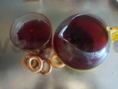 Gėrimas su juodųjų serbentų, gudobelių ir erškėtuogių pagrindine nuotrauka