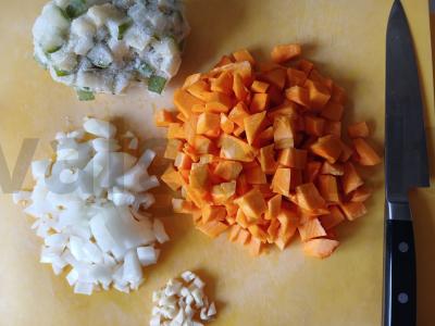 Moliūgų ir cukinijų piurė su kario prieskoniais Žingsnis 1