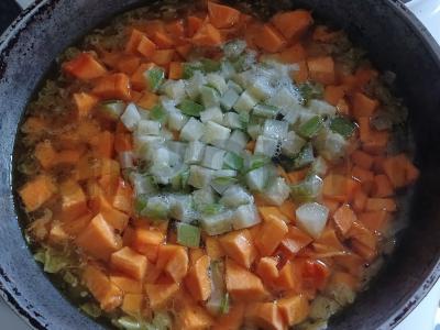 Moliūgų ir cukinijų piurė su kario prieskoniais Žingsnis 5