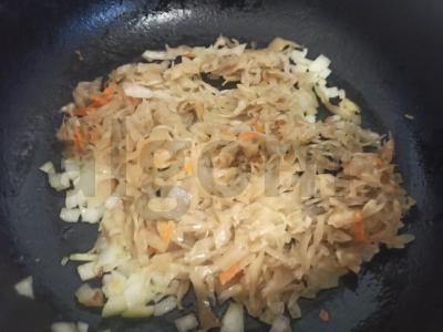 Bulvės su troškintomis raugintomis kopūstais vakarienei Žingsnis 2