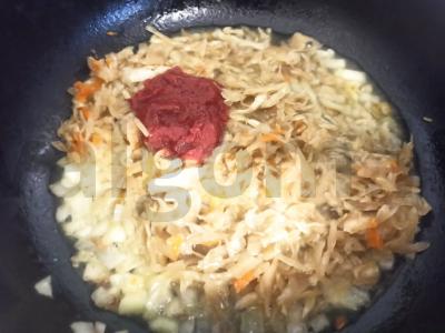 Bulvės su troškintomis raugintomis kopūstais vakarienei Žingsnis 3