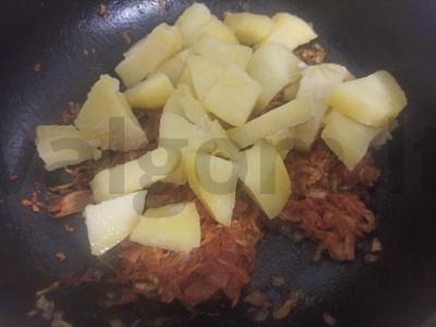 Bulvės su troškintomis raugintomis kopūstais vakarienei Žingsnis 7