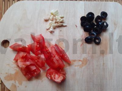Kiaušinienė su salčichonu, pomidoru, alyvuogėmis ir česnaku Žingsnis 1