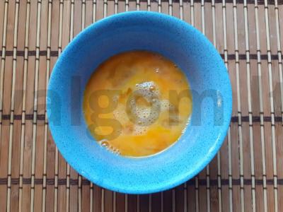 Kiaušinienė su salčichonu, pomidoru, alyvuogėmis ir česnaku Žingsnis 2