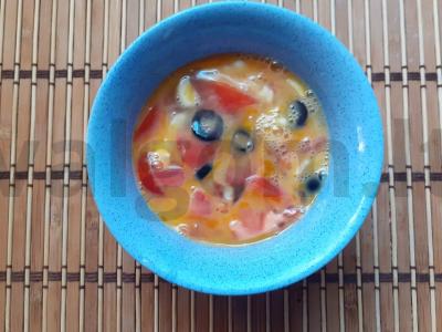 Kiaušinienė su salčichonu, pomidoru, alyvuogėmis ir česnaku Žingsnis 3