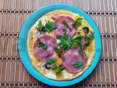 Kiaušinienė su salčichonu, pomidoru, alyvuogėmis ir česnaku pagrindine nuotrauka