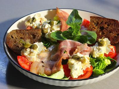 Salotas su daržovėmis ir bekonu pagrindine nuotrauka