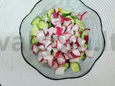 Aštrus salotas su pomidorais, paprika, agurkais ir ridikėliais Žingsnis 4