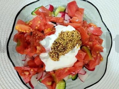 Aštrus salotas su pomidorais, paprika, agurkais ir ridikėliais pagrindine nuotrauka