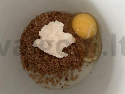 Grikių dribsnių, rikotos ir pomidorų apkepas Žingsnis 1