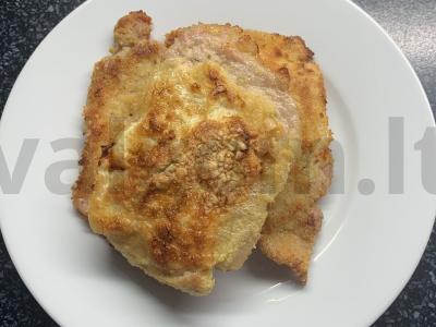 Kiaulienos šnicelis žemės riešutų dangoje pagrindine nuotrauka