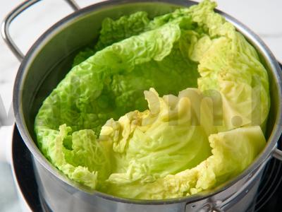 Savojaus kopūstų golubcai su varške ir šonine Žingsnis 1